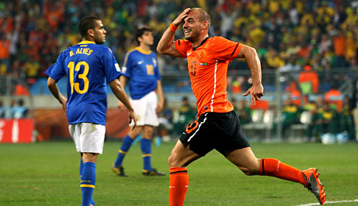Sneijder kann es selbst kaum glauben: Mit dem Kopf hat er getroffen!