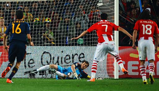 Nach einer torlosen ersten Hälfte wurde es nach der Pause wild: Paraguay bekam einen Elfmeter, den Oscar Cardozo aber verschoss