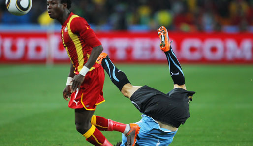 Uruguay - Ghana 5:3 n.E.: Kurz vor der Pause gab es einen fiesen Sturz der Marke "Jackass". Fucile fällt und bleibt benommen liegen. Aber er konnte weiterspielen