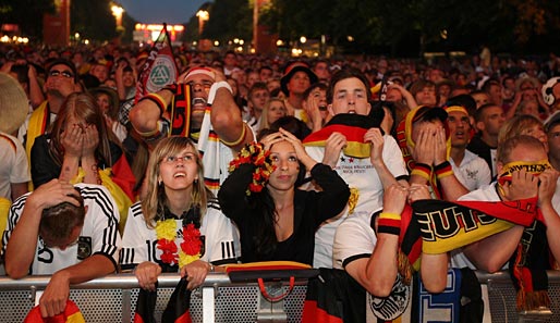 Aus. Vorbei. Deutschlands größte Fanmeile in Berlin mit über 500.000 Besuchern versinkt in Trauer nach der 0:1-Niederlage gegen Spanien
