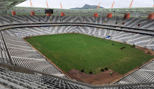 Stadt: Nelspruit; Name: Mbombela-Stadion; Plätze: 43.500; Aufnahme: September 2009