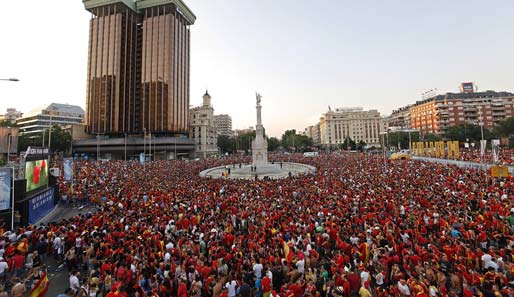 Mehrere hunderttausend Menschen hatten sich beispielsweise an der Plaza de Colon in Madrid versammelt