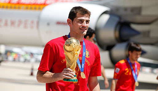 Wenige Stunden zuvor: Die WM-Helden landen in Madrid-Barajas: Weltmeister Iker Casillas bringt den Pokal nach Hause