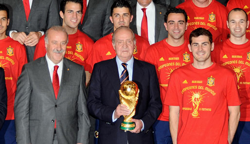 Das ultimative Trio: Weltmeister-Trainer Vicente del Bosque, König Juan Carlos von Spanien mit dem Pokal und Weltmeister-Kapitän Iker Casillas (v.l.)