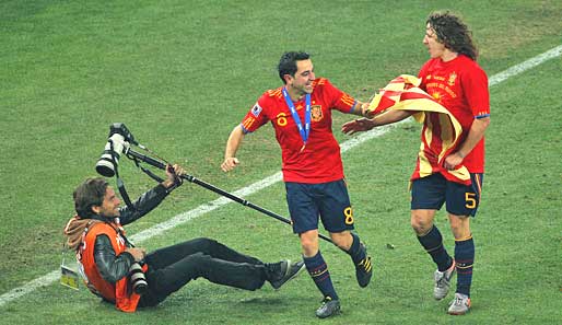 Die Barca-Spieler Xavi und Carles Puyol schnappten sich eine katalanische Fahne und wurden weitestgehend in Ruhe gelassen. Den Rest räumten sie aus dem Weg