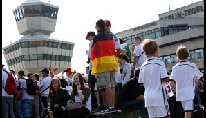Auch am Flughafen waren die deutschen Fans in Scharen aufzufinden