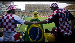 Diese zwei Jungs wagen sich in den Farben ihres Teams zwischen die brasilianischen Fans