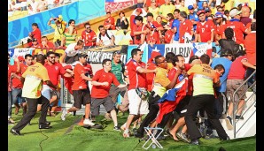 Einige Chile-Fans wollten rein, ohne Karte. Wird halt dann auf Dauer eng