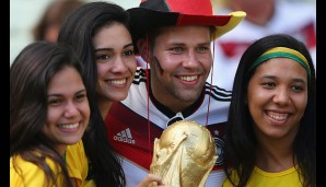 Drei schöne Mädels, WM-Pokal, Hut - da freut sich der Schland-Fan!