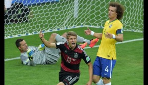 Doch schon nach wenigen Minuten ein Schlag mitten in die brasilianische Stimmung. "Und alles schreit: der Müller macht's"...