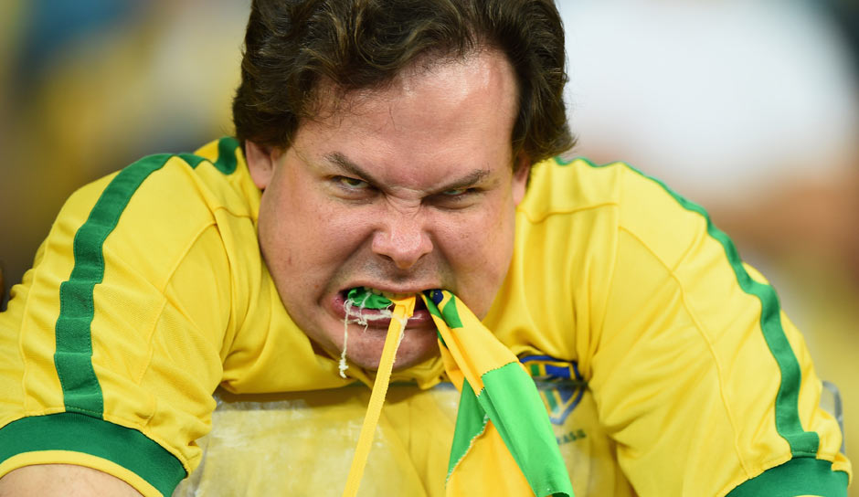 Da kann man aus Frust schon mal die Landesfahne fressen... das Gesicht zum Spiel an diesem 8. Juli 2014 in Belo Horizonte. Merken Sie es sich