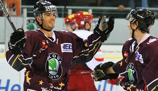 John Laliberte (l.) traf für den EHC Wolfsburg in Düsseldorf gleich zweifach