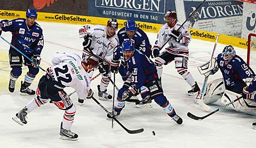 Barry Tallackson (l.) schoss die Eisbären gegen Mannheim mit 1:0 in Führung