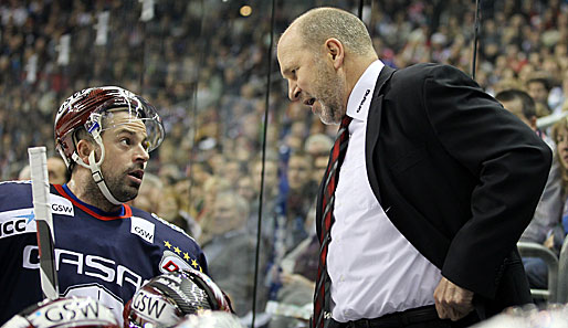 Eisbären-Coach Don Jackson (r.) freut sich auf die anstehende Finalserie