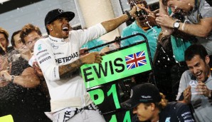 Lewis Hamilton und Nico Rosberg wurden nach dem Triumph in Bahrain vom Mercedes-Team angefeuchtet
