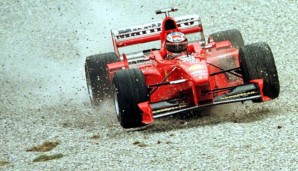 Michael Schumacher machte in seinem Ferrari 1998 unliebsame Bekanntschaft mit dem Kiesbett
