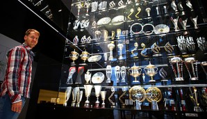 Einige dieser Pokale von Sebastian Vettel wurden durch Diebe gestohlen