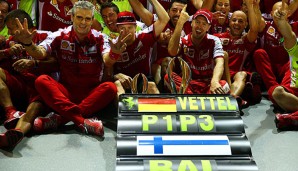 Sebastian Vettel und die gesamte Ferrari-Crew feiern den Sieg