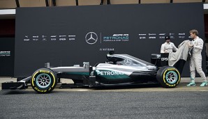 Nico Rosberg und Lewis Hamilton enthüllten gemeinsam das neue Auto