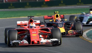 Die Ferrari- und Red Bull-Piloten Vettel und Verstappen diskutieren über ein ausstehendes Bier