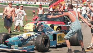 Am 30. August 1992 feiert Schumi dann in Spa seinen ersten Sieg in der Königsklasse. Von da an reitet er nicht nur von Erfolg zu Erfolg, er wird auch immer mehr zum Publikumsliebling - vor allem natürlich bei den deutschen Fans.