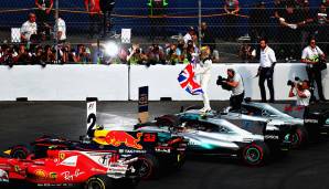 Während die ersten drei Fahrzeuge von Max Verstappen, Valtteri Bottas und Kimi Räikkönen ihren üblichen Parkplatz einnehmen, bekommt Hamilton einen Extra-Plätzchen. Mit einer goldenen 44, seiner Startnummer