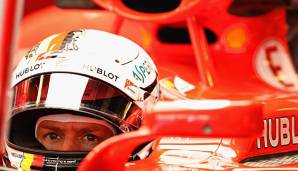 Sebastian Vettel in seinem Ferrari i der Box