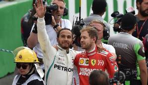 Als großer Sportsmann präsentiert sich Sebastian Vettel an diesem Tag. Er ist einer der ersten, die dem alten und neuen Champion gratulieren.