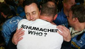 Bei den Blaugelben ist die Freude riesig. Endlich ist die unschlagbar scheinende Ära von Schumacher und Ferrari beendet und man fragt sich im Renault-Lager etwas spöttisch: "Schumacher wer?"