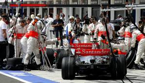 Hamilton ist genauso schnell wie Alonso - eine Tatsache, die dem Routinier gar nicht schmeckt. Höhepunkt der Rivalität: der Ungarn-GP, bei dessen Qualifying Alonso Hamilton in der Box warten lässt.
