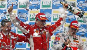 Bis zum letzten Rennen streiten sich Alonso und Hamilton mit Ferraris Kimi Räikkönen, der dank der McLaren-Fehde Boden gut macht, um den WM-Titel. Am Ende wird der Finne mit einem Zähler Vorsprung Weltmeister - vor den punktgleichen Alonso und Hamilton.