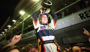(Vorübergehender) Höhepunkt des Jahres: sein Sieg beim Singapur-GP. Völlig überraschend gewinnt Alonso das erste Nachtrennen der Formel-1-Geschichte vom 15. Platz aus.