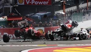 Nachdem Alonso 2011 unter der Red-Bull-Dominanz leidet, ist ein Jahr später wieder der Titel drin. Mal führt er die WM an, mal hat Vettel die Nase vorn. Am Ende muss er sich knapp geschlagen geben. Schockmoment der Saison: der Start-Unfall in Belgien.