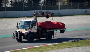 Der Ferrari von Sebastian Vettel musste abgeschleppt werden.