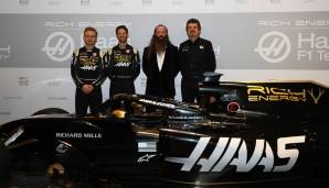 Als erstes Team veröffentlichte übrigens Haas sein neues Auto. Das Fahrer-Duo um Romain Grosjean und Kevin Magnussen lüftete das Geheimnis.