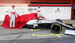 Und das ist der neue Sauber! Stolz decken Kimi Räikkönen und Antonio Giovinazzi den neuen Schlitten auf.