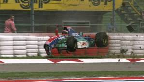 Das dritte Saisonrennen sollte dann das wohl tragischste in der Geschichte der Formel 1 werden. Schon vor Sennas Tod ereigneten sich zwei heftige Unfälle in Imola. Im zweiten Training crashte Rubens Barrichello in die Leitplanke.