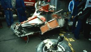 Die Reste von Laudas Rennwagen nach dem Unfall am Nürburgring.