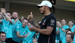 Daumen hoch für das Team: Lewis Hamilton freute sich zwar über den sechsten Konstrukteurs-Titel für Mercedes, musste aber gleichzeitig den Sieg seines ärgsten Verfolgers und Teamkollegen hinnehmen.