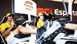 Bald die gewohnte Sitz-Pose eines Formel-1-Fahrers? Carlos Sainz probiert sich am Rennsimulator.