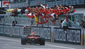GP von San Marino: Ein Kopf-an-Kopfrennen! Schumacher und Häkkinen duellierten sich über die vollen 62 Rennen. Am Ende setzte sich der Ferrari-Pilot hauchzart durch, da er beim Boxenstopp weniger tanken musste und gewann so das dritte Rennen in Folge.