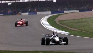 GP von Großbritannien: Die Rennstrecke in Silverstone ist traditionell nicht das Lieblingsterrain der Roten. So war es auch 2000, als McLaren-Mercedes das Rennen dominierte. Schumacher sicherte zumindest den dritten Rang.
