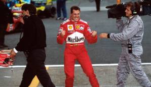 GP von Japan: Die Vorentscheidung in der WM! Häkkinen setzte sich zwar am Start durch, doch Ferrari schaffte es, Schumacher durch eine geschickte Boxenstopp-Strategie wieder an die Spitze zu bringen. Der Titel war ihm dadurch nicht mehr zu nehmen.