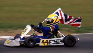 Bereits im Alter von acht Jahren beginnt Hamilton, professionell Kart zu fahren. Ein ständiger Begleiter ist dabei der gelbe Helm seines Vorbildes Ayrton Senna.