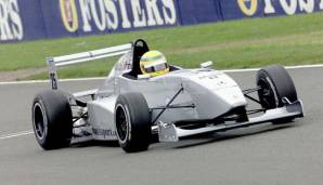 Zur Saison 2002 wechselt er in die britische Formel Renault und fährt dort für den späteren F1-Rennstall Manor. Nachdem er in der ersten Saison den dritten Gesamtrang belegt, sichert er sich 2003 den Meistertitel.