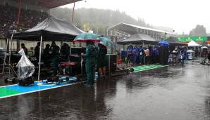 Repubblica: "Die Formel 1 wartet in Spa, dass der Himmel den ganzen Regen dieser Welt ausschüttet, und erlebt dabei die traurigste Show dieser Welt. Die Prozession der Boliden, die zu Flossen geworden sind, geht in nur acht Minuten zu Ende."