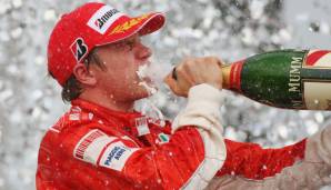 Der "Iceman" war der lachende Dritte. Beim letzten Saisonlauf in Brasilien schnappte sich der Finne einen souveränen Start-Ziel-Sieg und wurde mit einem WM-Punkt Vorsprung Weltmeister. Bis heute ist Räikkönen der letzte Ferrari-Weltmeister.