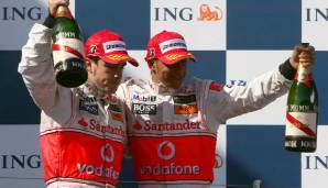 2007 – Während eines Großteils der Saison lief alles auf einen WM-Zweikampf zwischen den beiden McLaren-Teamkollegen Fernando Alonso und Lewis Hamilton hinaus. Beide schenkten sich nichts und griffen sogar auf teils unlautere Mittel zurück.