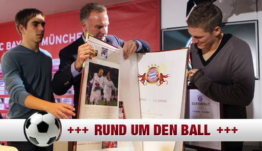 Philipp Lahm (l.), Karl-Heinz Rummenigge und Bastian Schweinsteiger mit der Bayern-Chronik
