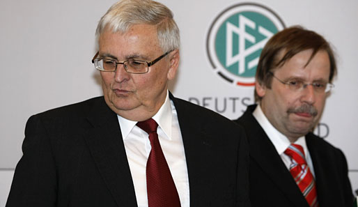 Das riecht nach Ärger. DFB-Boss Theo Zwanziger (l.) hat Vize Rainer Koch (r.) zum Rapport bestellt